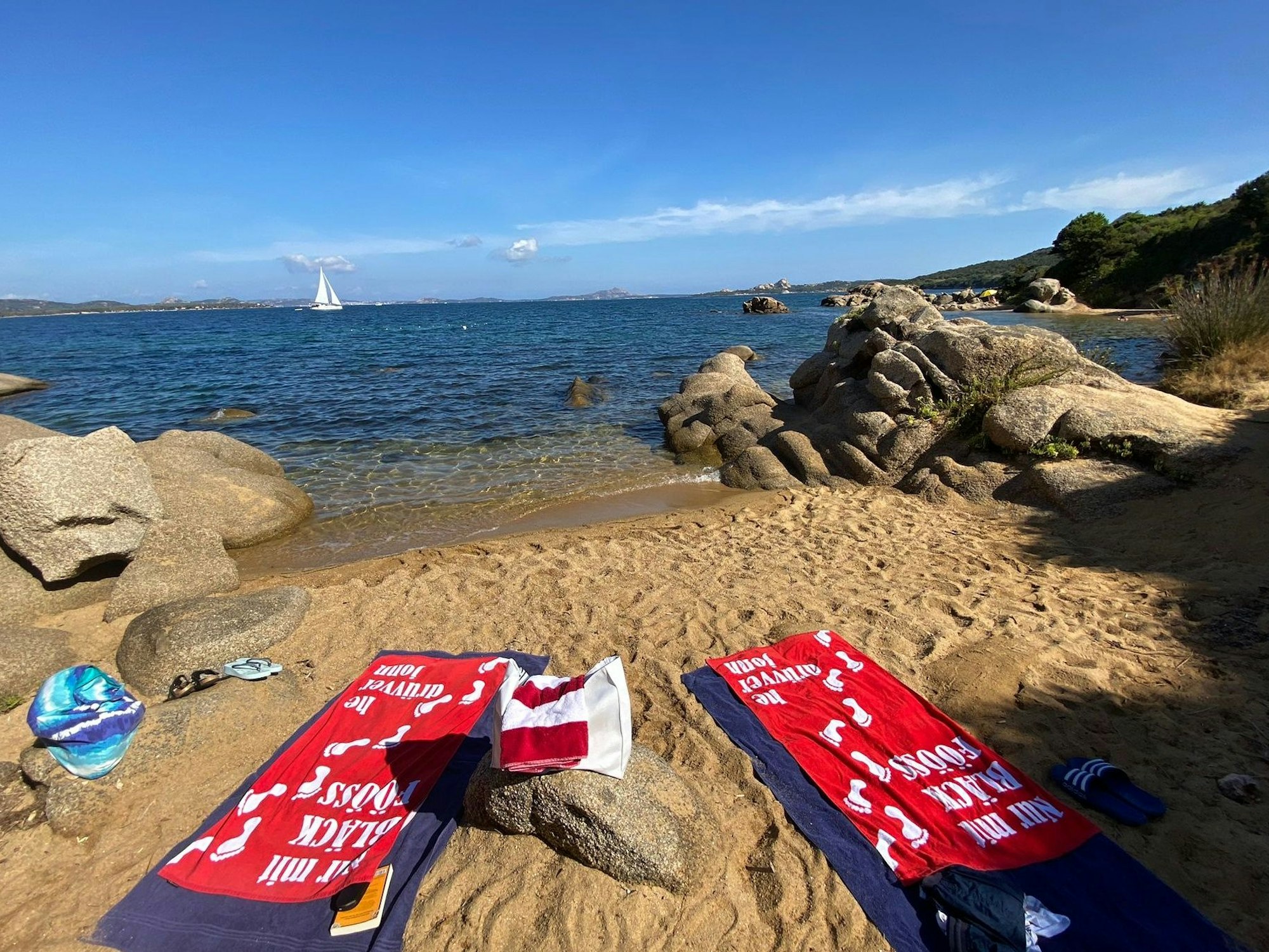 Zwei Handtücher am Strand.