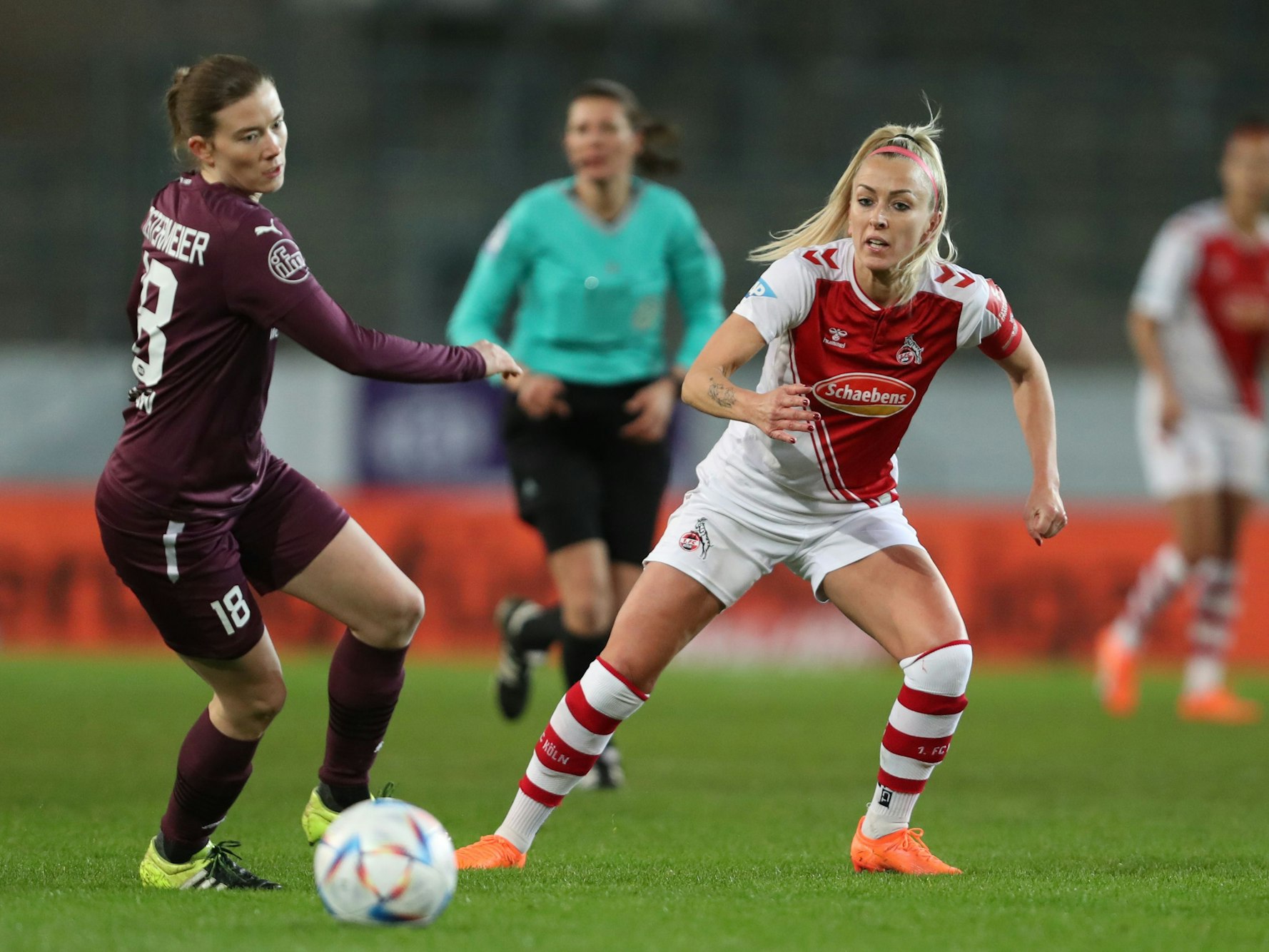 Lena Ostermeier (SGS Essen 19/68) und Mandy Islacker (1. FC Koeln) im Zweikampf.