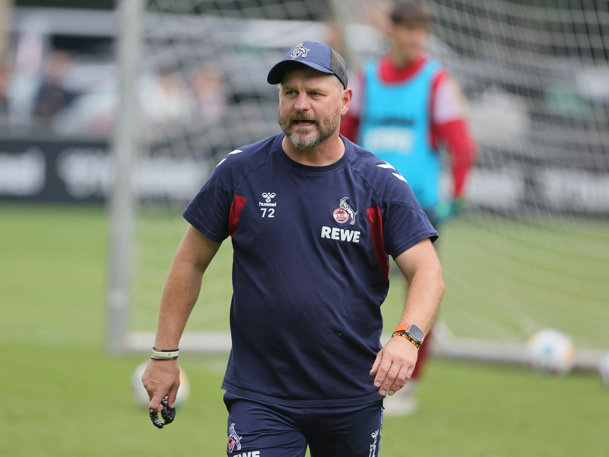 Steffen Baumgart geht über den Trainingsplatz.