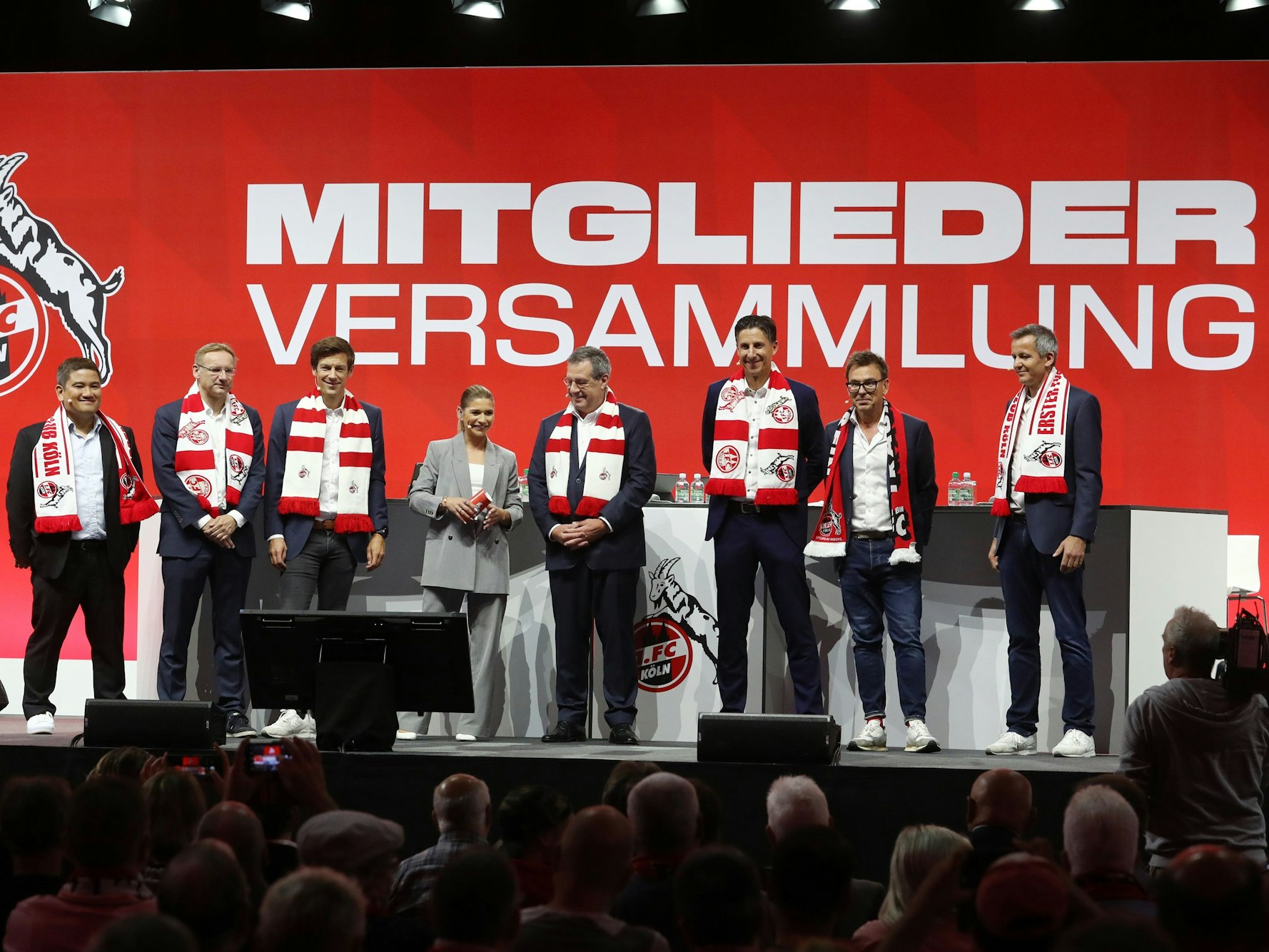 Jana Wosnitza führt durch die Mitgliederversammlung des 1. FC Köln.