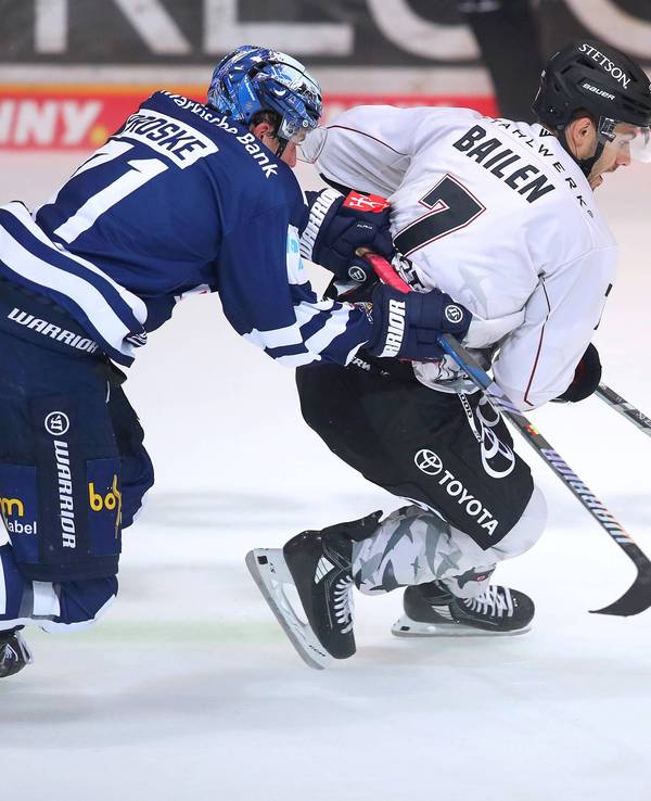 Yannick Proske von den Iserlohn Roosters verfolgt den Kölner Nicholas Bailen, der den Puck am Schläger hat.