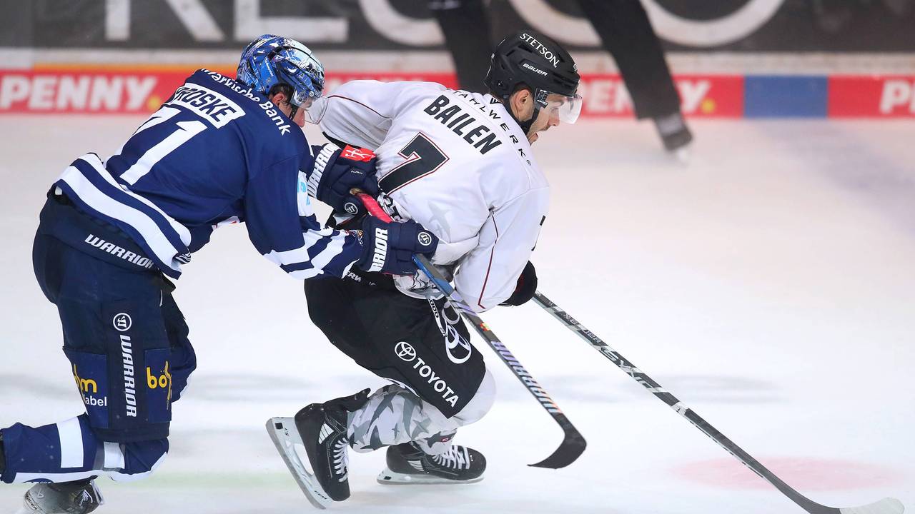 Yannick Proske von den Iserlohn Roosters verfolgt den Kölner Nicholas Bailen, der den Puck am Schläger hat.