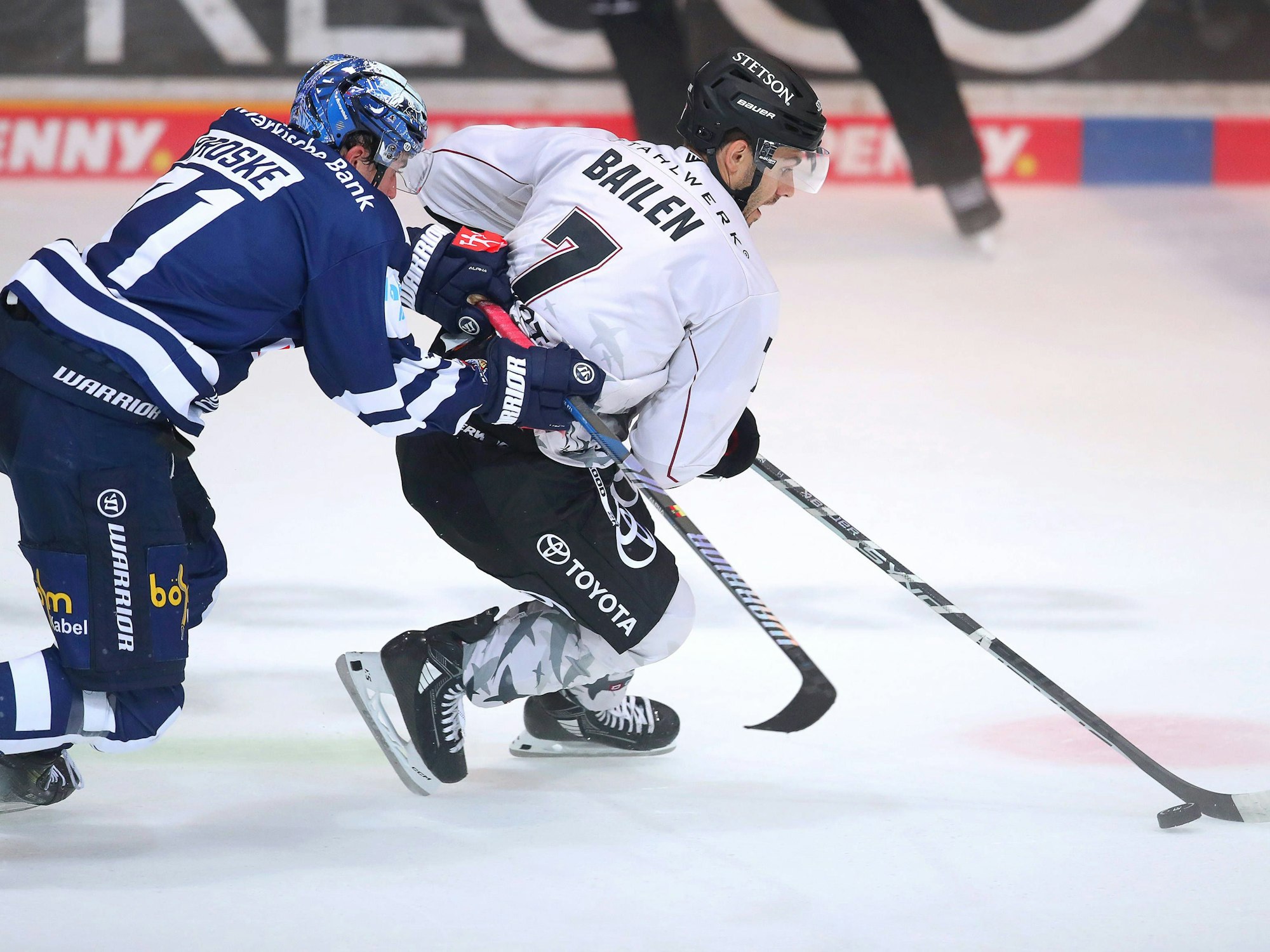 Yannick Proske von den Iserlohn Roosters verfolgt den Kölner Nicholas Bailen, der den Puck am Schläger hat.