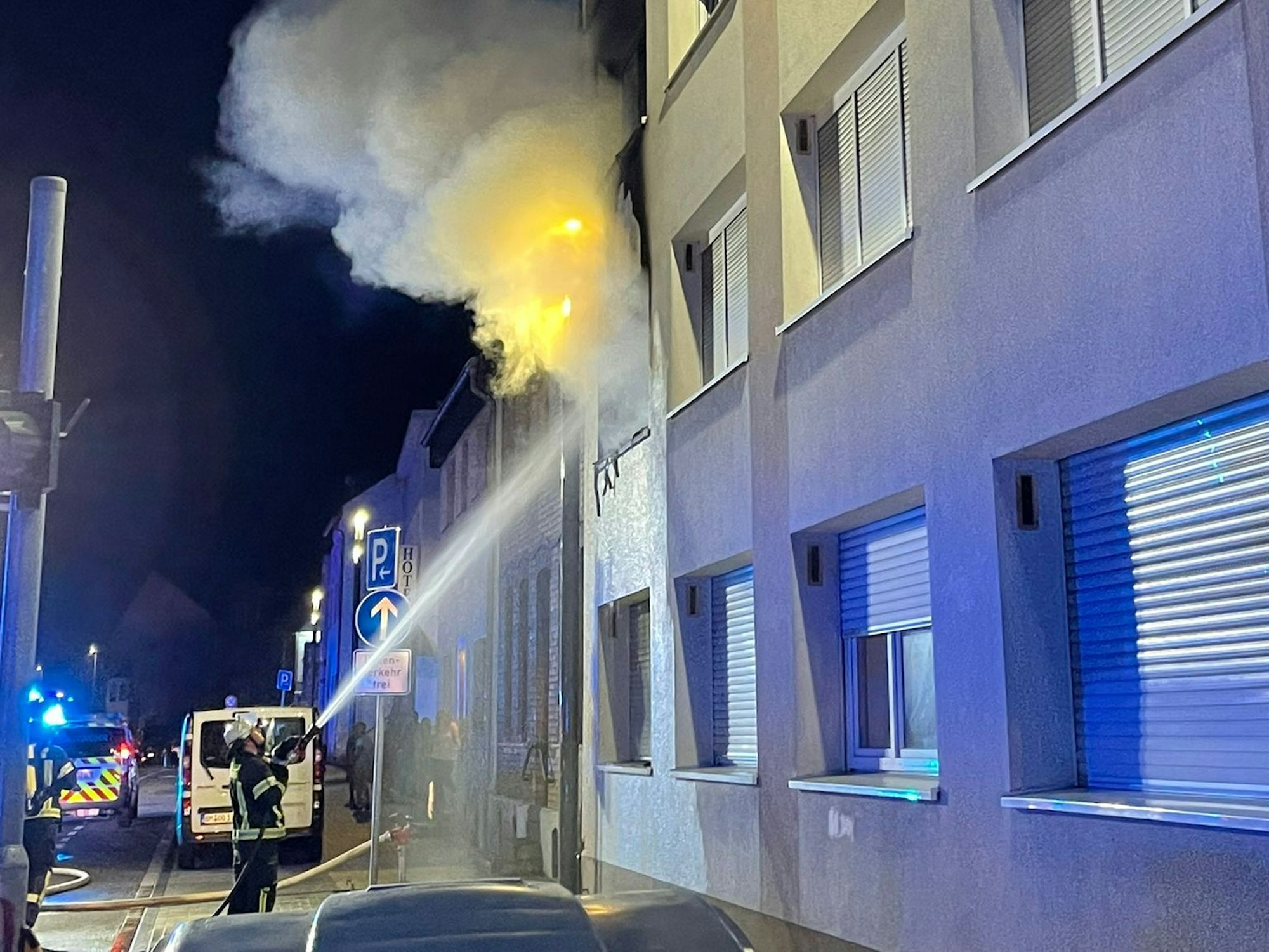 Drei Verletzte bei Wohnungsbrand in Bergheim.