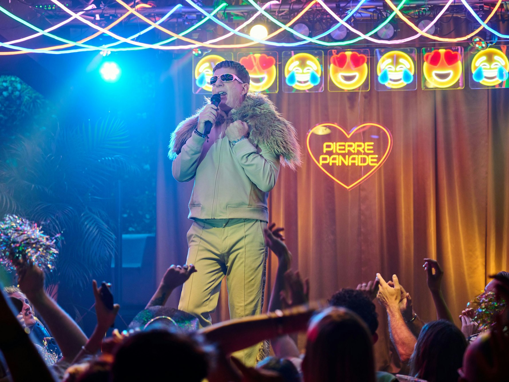 Heinz Strunk als Ballermann-Sänger Pierre Panade in einer Szene aus „Last Exit Schinkenstraße“ (undatierte Aufnahme).