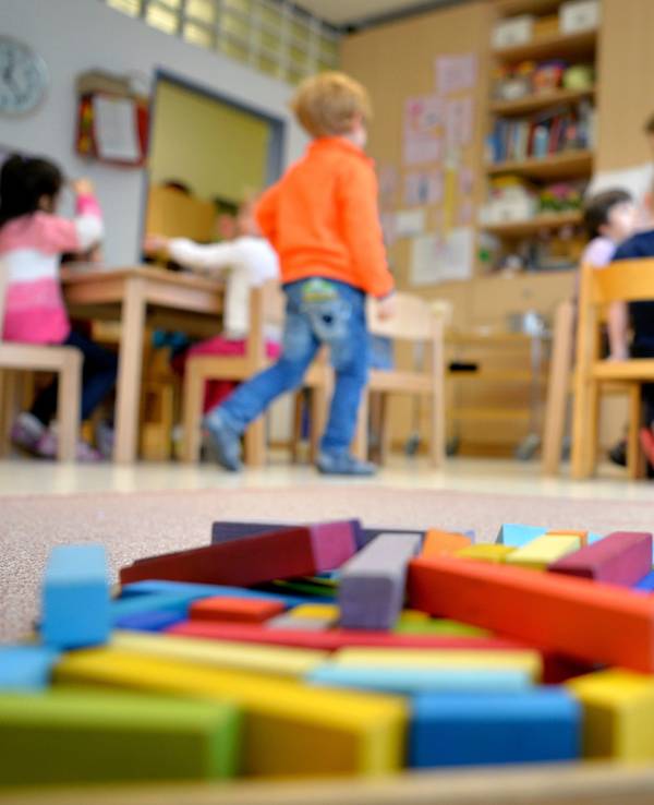 Spielzeug liegt in einer Kindertagesstätte auf dem Boden.