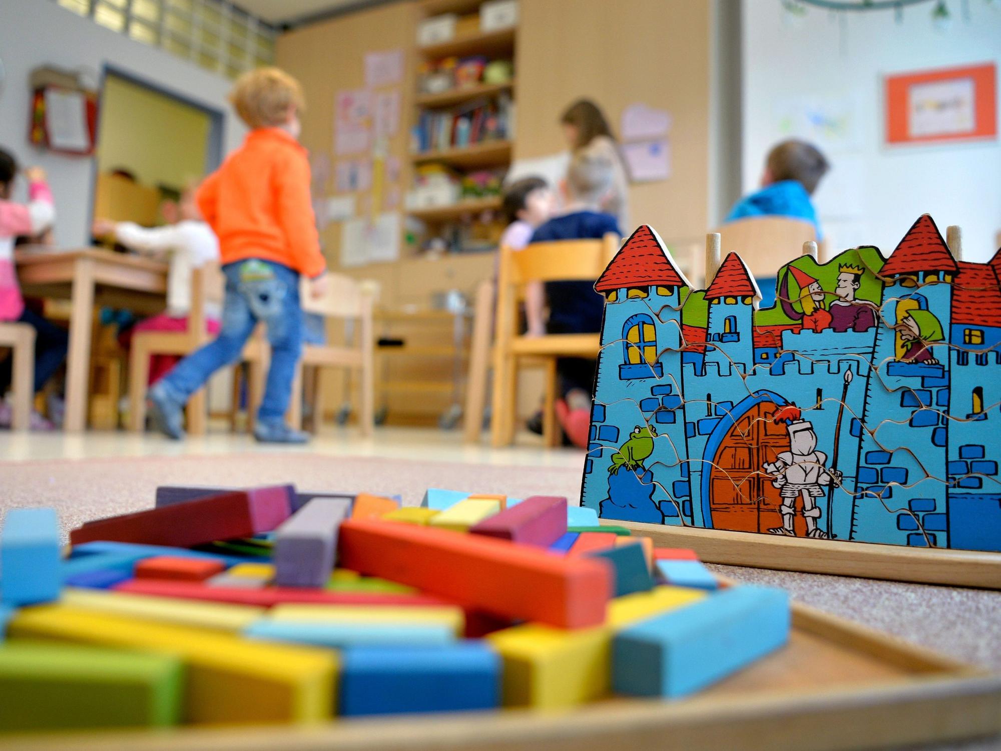 Spielzeug liegt in einer Kindertagesstätte auf dem Boden.