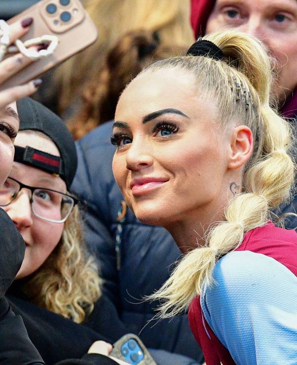 Alisha Lehmann steht für ein Selfie mit Fans bereit.