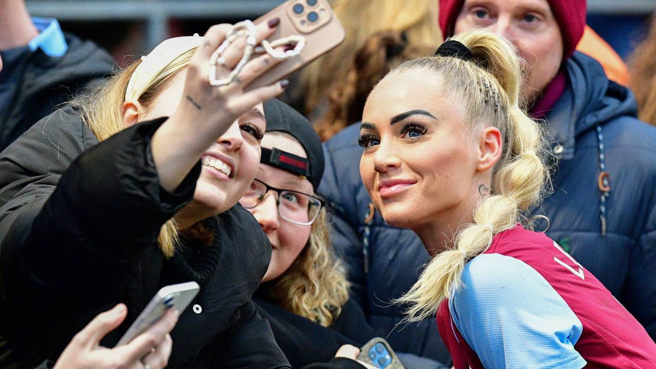 Alisha Lehmann steht für ein Selfie mit Fans bereit.