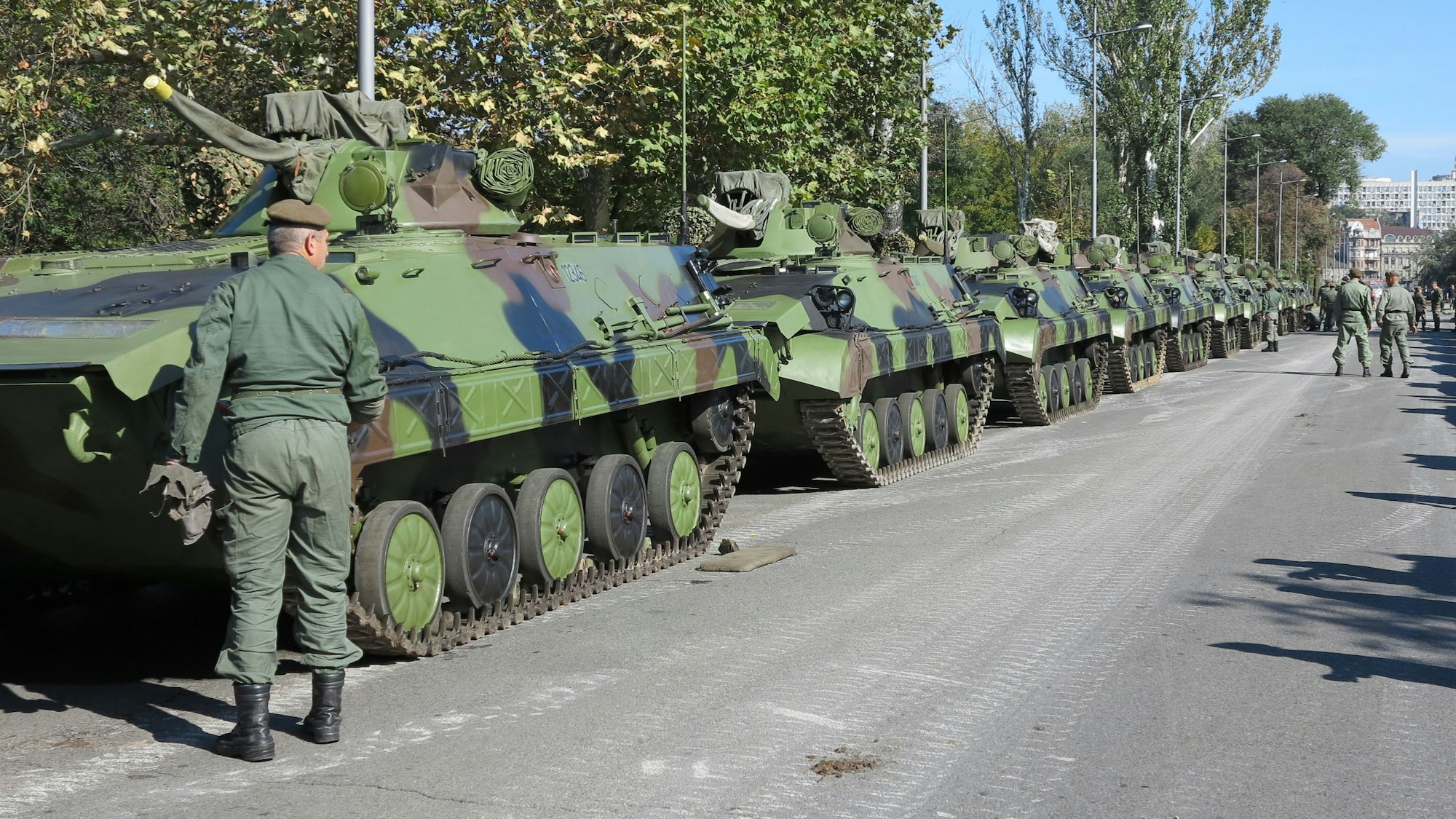 Unser Archivfoto (2014) zeigt serbische Panzer, die für eine Militärparade zusammengezogen werden.