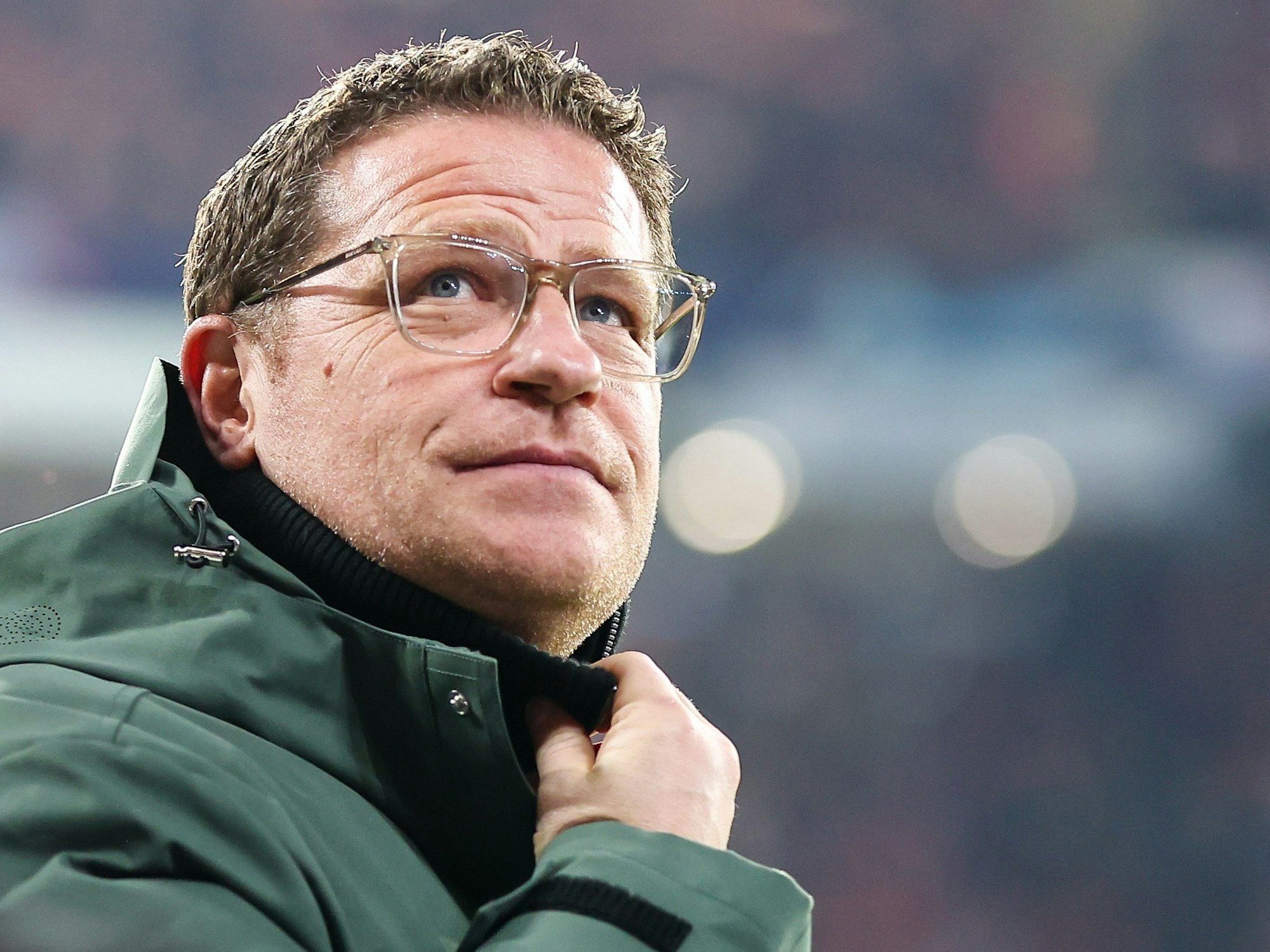 Max Eberl, hier noch Leipzigs Sportdirektor, geht vor dem Spiel durch das Stadion.