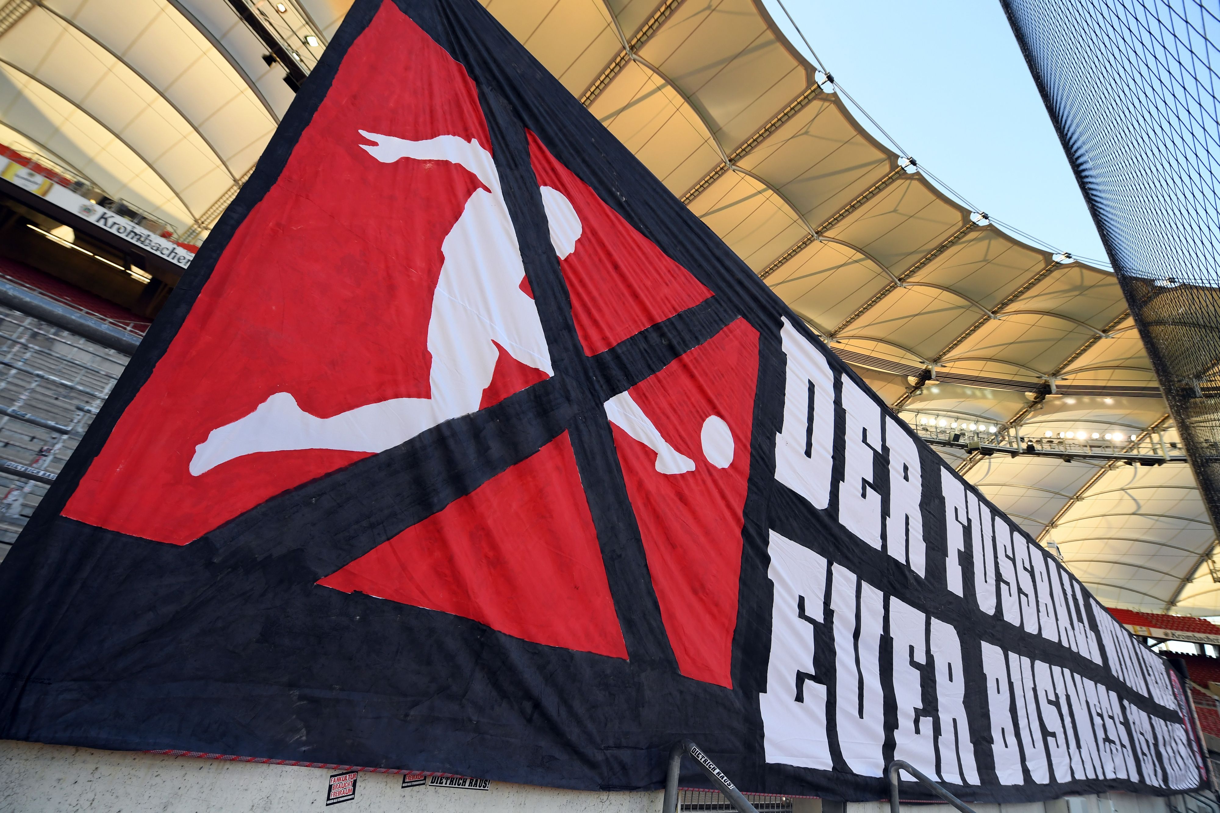 Ein Banner mit der Aufschrift: „Der Fußball wird leben, euer Business ist krank!“ ist vor dem Spiel zwischen dem VfB Stuttgart und dem Hamburger SV im Stadion zu sehen.
