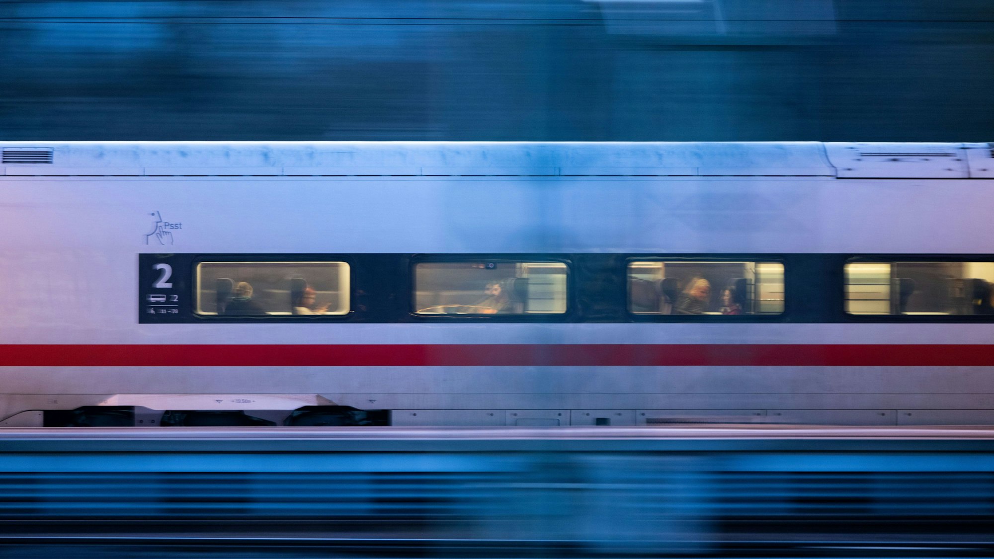 Ein ICE fährt aus dem Hauptbahnhof Stuttgart (Aufnahme mit Langzeitbelichtung).