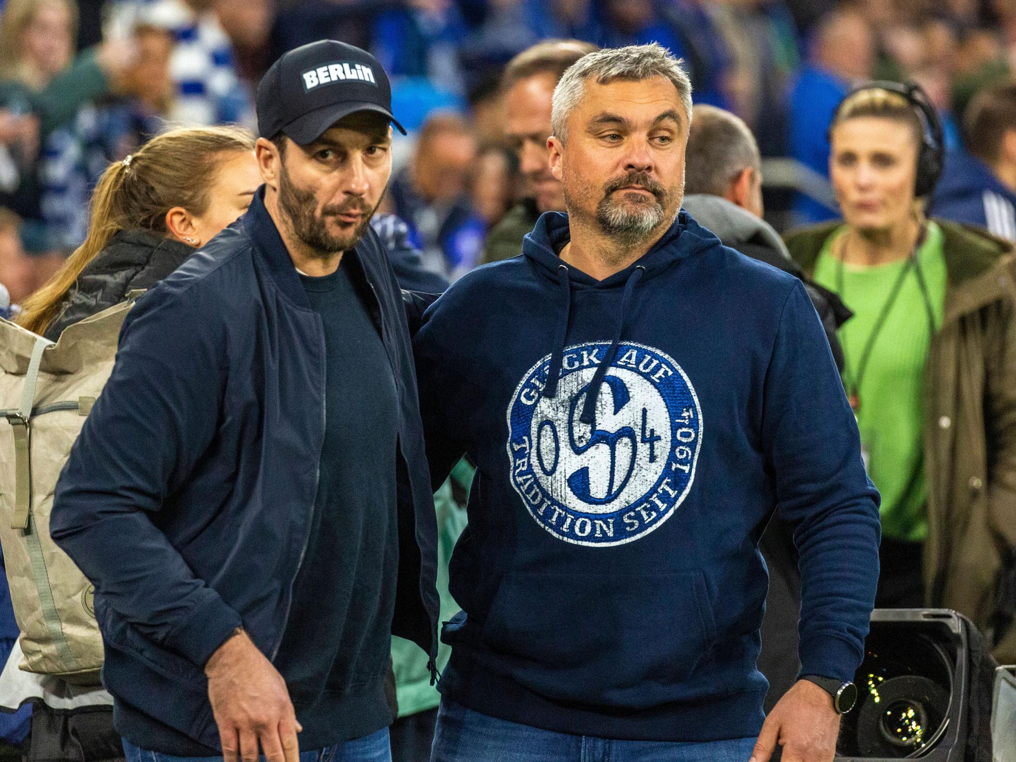 Sandro Schwarz steht neben Thomas Reis.