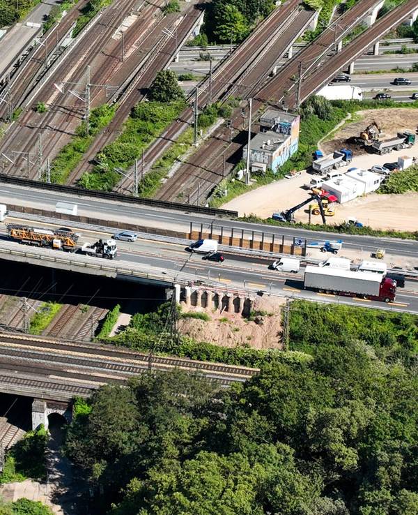Der Abriss dieser Brücke der Autobahn A3 am Autobahnkreuz Kaiserberg führt in den Herbstferien zu massiven Verkehrseinschränkungen auf Straße und Schiene. Die Bahnstrecke unterhalb der Brücke wird aus Sicherheitsgründen gesperrt. (Luftaufnahmen mit einer Drohne)