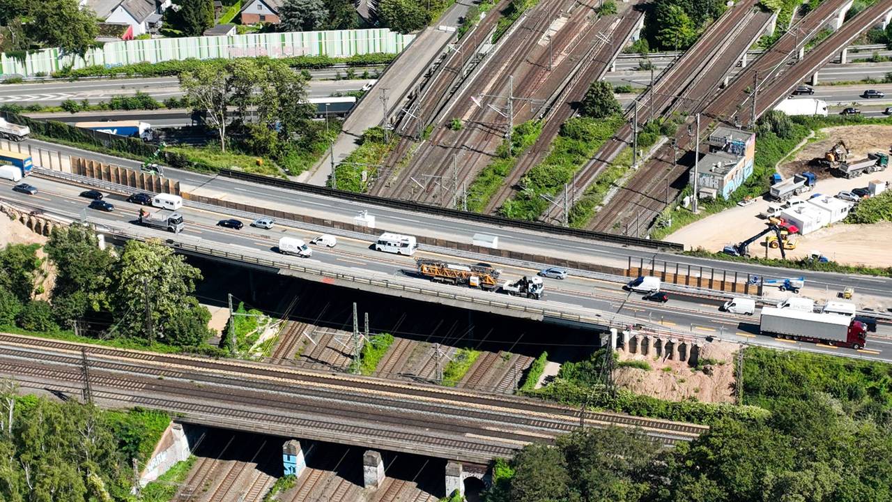 Der Abriss dieser Brücke der Autobahn A3 am Autobahnkreuz Kaiserberg führt in den Herbstferien zu massiven Verkehrseinschränkungen auf Straße und Schiene. Die Bahnstrecke unterhalb der Brücke wird aus Sicherheitsgründen gesperrt. (Luftaufnahmen mit einer Drohne)