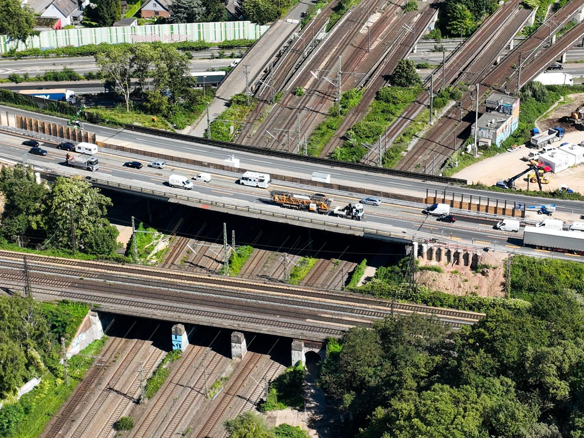 Der Abriss dieser Brücke der Autobahn A3 am Autobahnkreuz Kaiserberg führt in den Herbstferien zu massiven Verkehrseinschränkungen auf Straße und Schiene. Die Bahnstrecke unterhalb der Brücke wird aus Sicherheitsgründen gesperrt. (Luftaufnahmen mit einer Drohne)