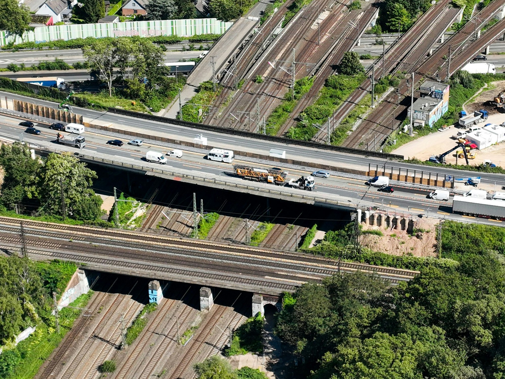 Der Abriss dieser Brücke der Autobahn A3 am Autobahnkreuz Kaiserberg führt in den Herbstferien zu massiven Verkehrseinschränkungen auf Straße und Schiene. Die Bahnstrecke unterhalb der Brücke wird aus Sicherheitsgründen gesperrt. (Luftaufnahmen mit einer Drohne)