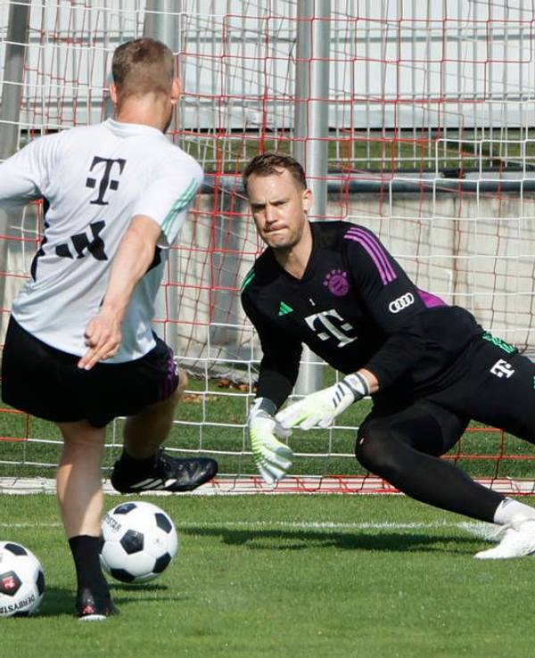 Manuel Neuer beim training mit seinem torwarttrainer.