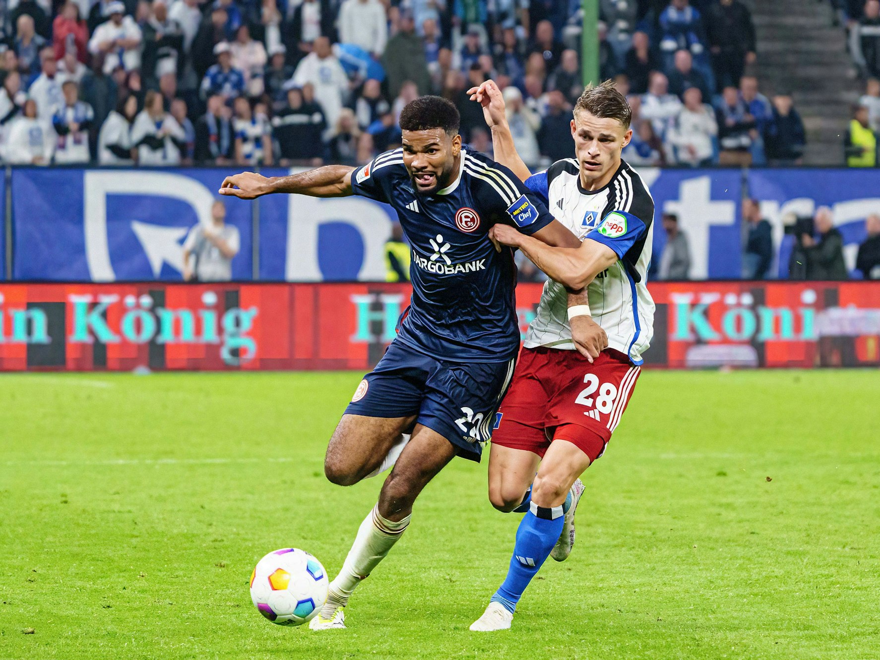 Jamil Siebert (l.) kämpft mit Hamburgs Miro Muheim um den Ball.
