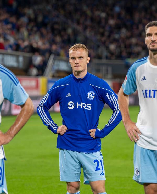 Schalkes Kenan Karaman (v.li.), Schalkes Niklas Tauer und Schalkes Marcin Kaminski stehen enttäuscht vor den Fans.