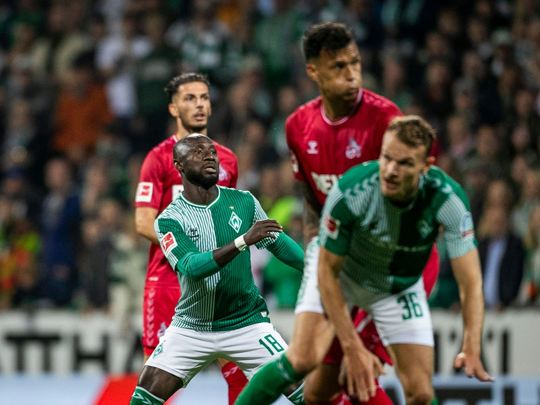 Naby Keita (M.) guckt im Spiel gegen Köln fokussiert Richtung Ball.