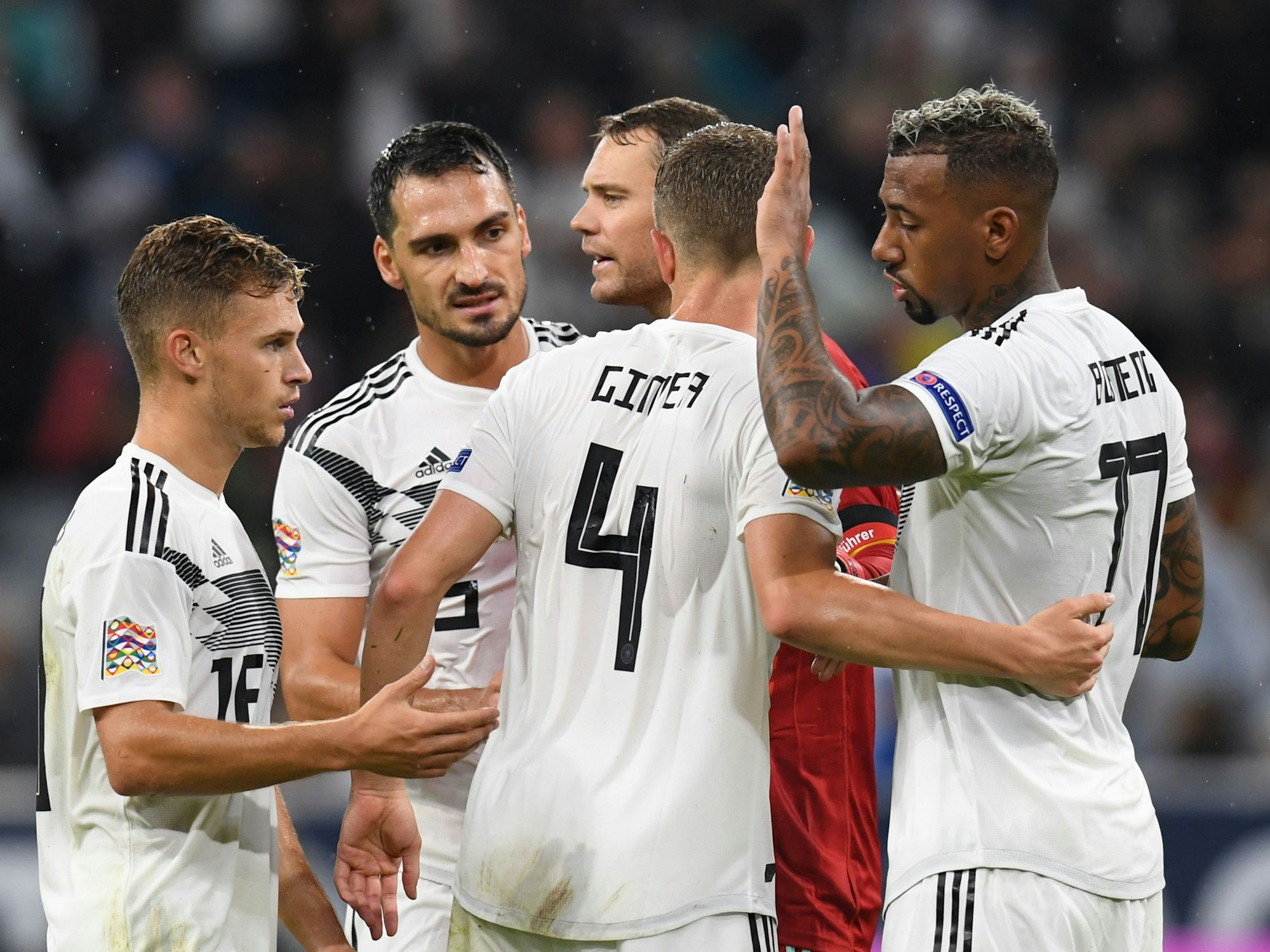 Jerome Boateng (r.) klatscht nach einem Länderspiel mit seinen DFB-Kollegen ab.