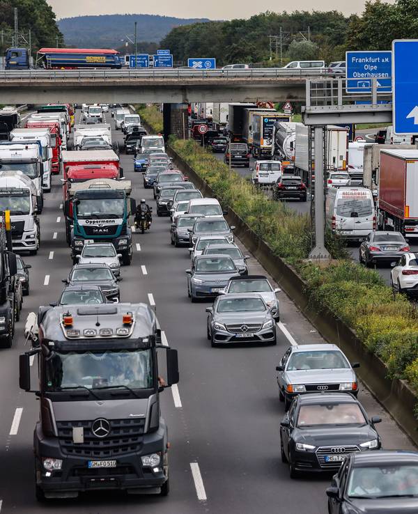 PKW und LKW stehen auf dem Kölner Ring im Stau. Zu Beginn der Herbstferien erwartet der ADAC ein deutlich erhöhtes Staupotenzial auf den Autobahnen.