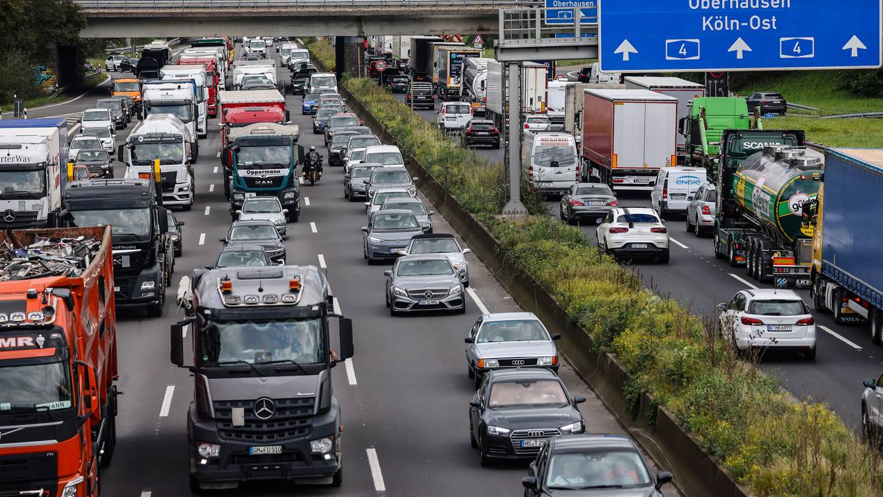 PKW und LKW stehen auf dem Kölner Ring im Stau. Zu Beginn der Herbstferien erwartet der ADAC ein deutlich erhöhtes Staupotenzial auf den Autobahnen.