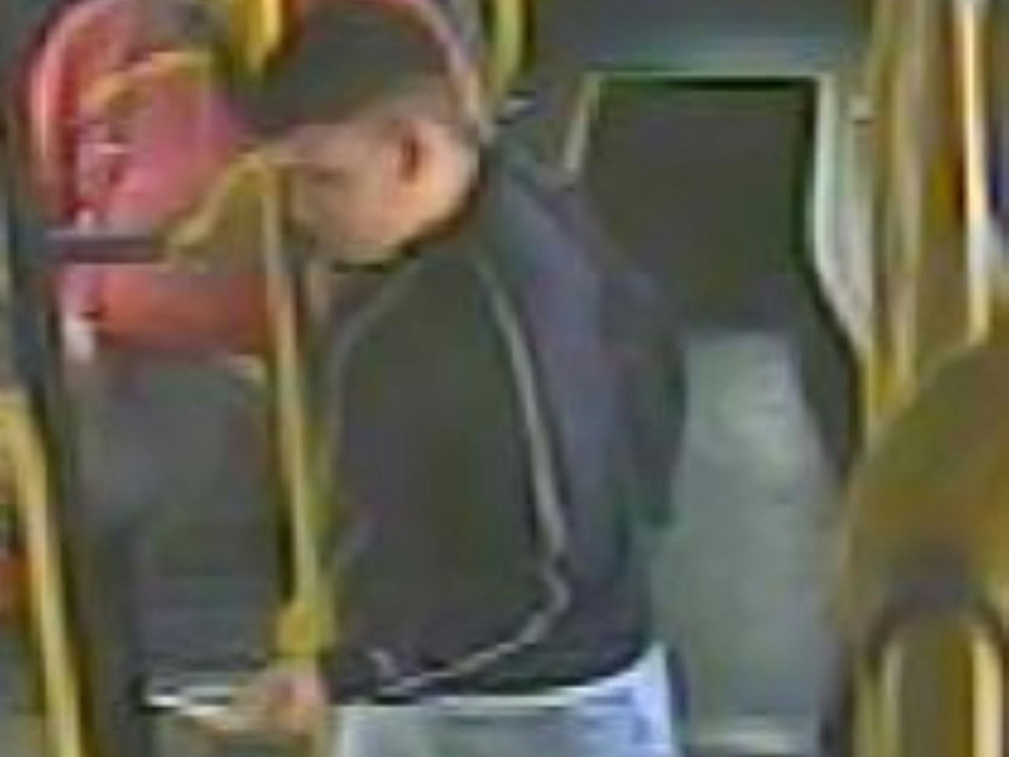 Ein gesuchter Mann, der aus dem Bus aussteigt