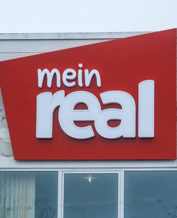 Das „mein Real“-Logo an einer Filiale in Düsseldorf.