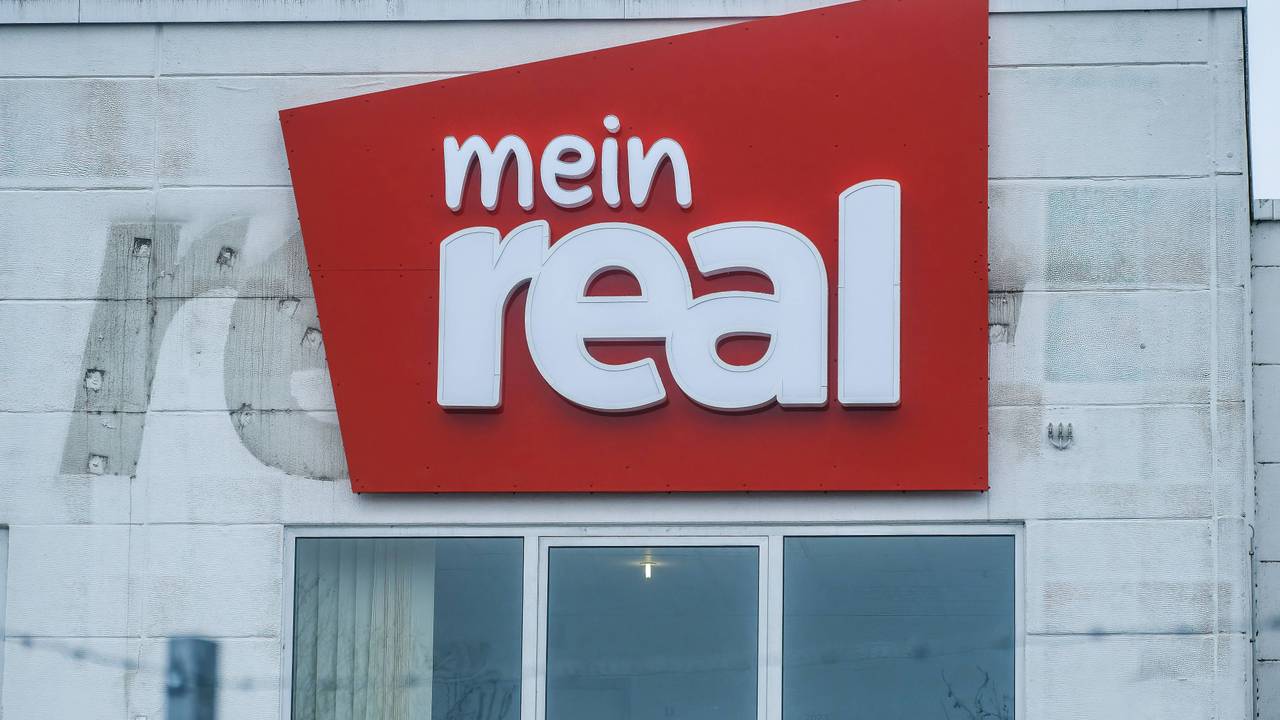 Das „mein Real“-Logo an einer Filiale in Düsseldorf.