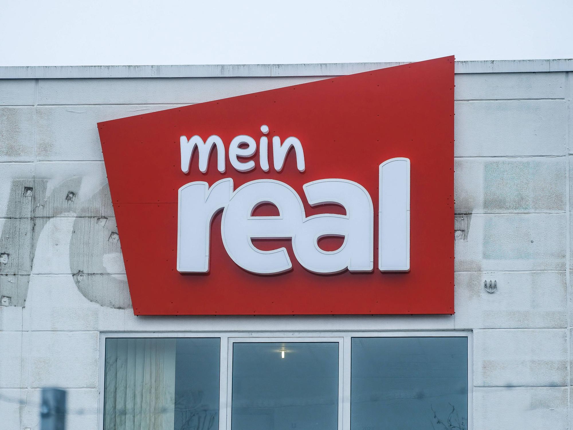 Das „mein Real“-Logo an einer Filiale in Düsseldorf.