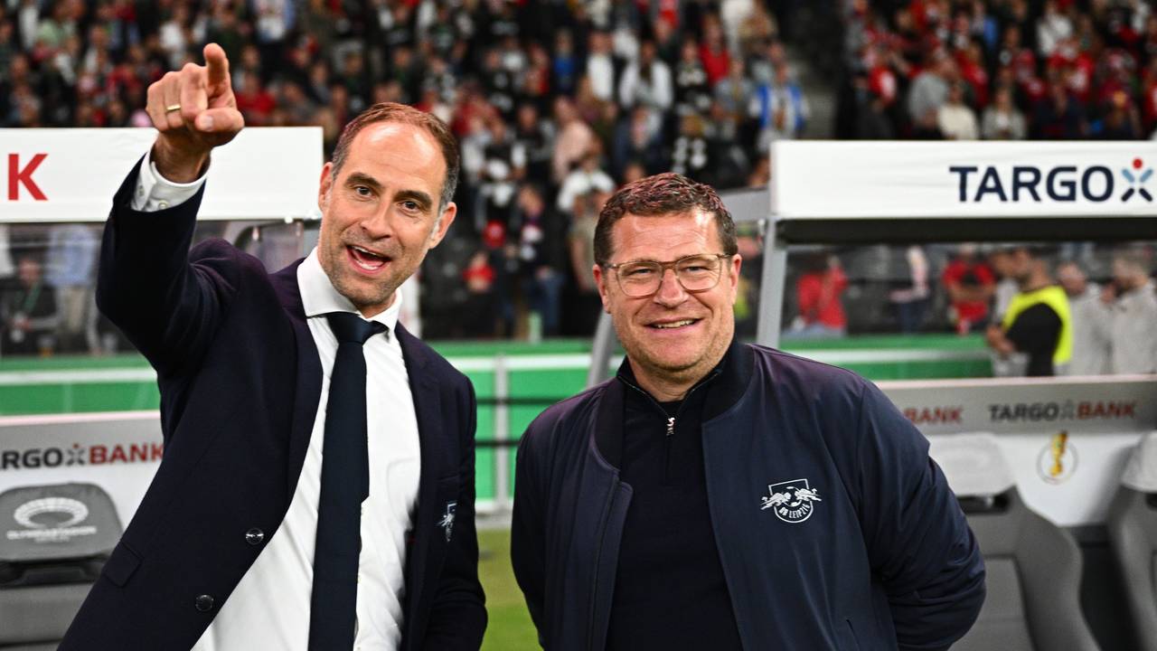 Oliver Mintzlaff und Max Eberl gucken vor dem DFB-Pokalfinale in die Kamera.