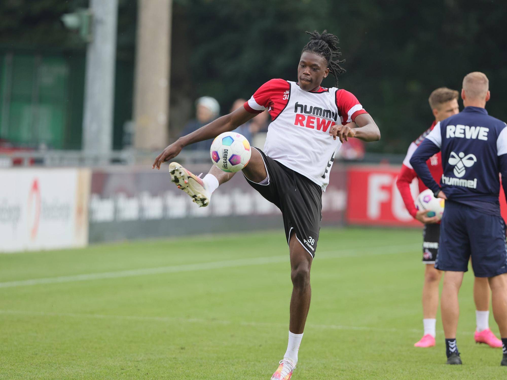 Elias Bakatukanda nimmt im Training den Ball an.