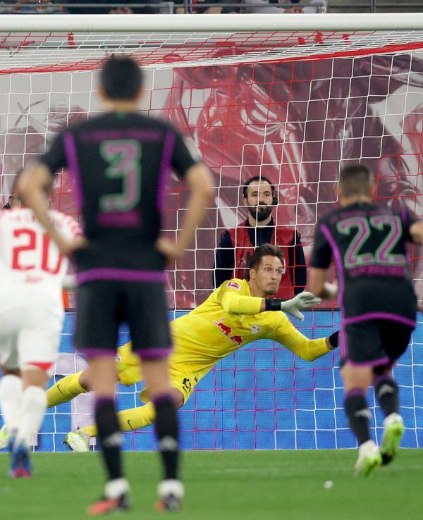 Bayern Münchens Harry Kane (r) verwandelt einen Elfmeter zum 2:1 gegen Leipzigs Torwart Janis Blaswich (M).