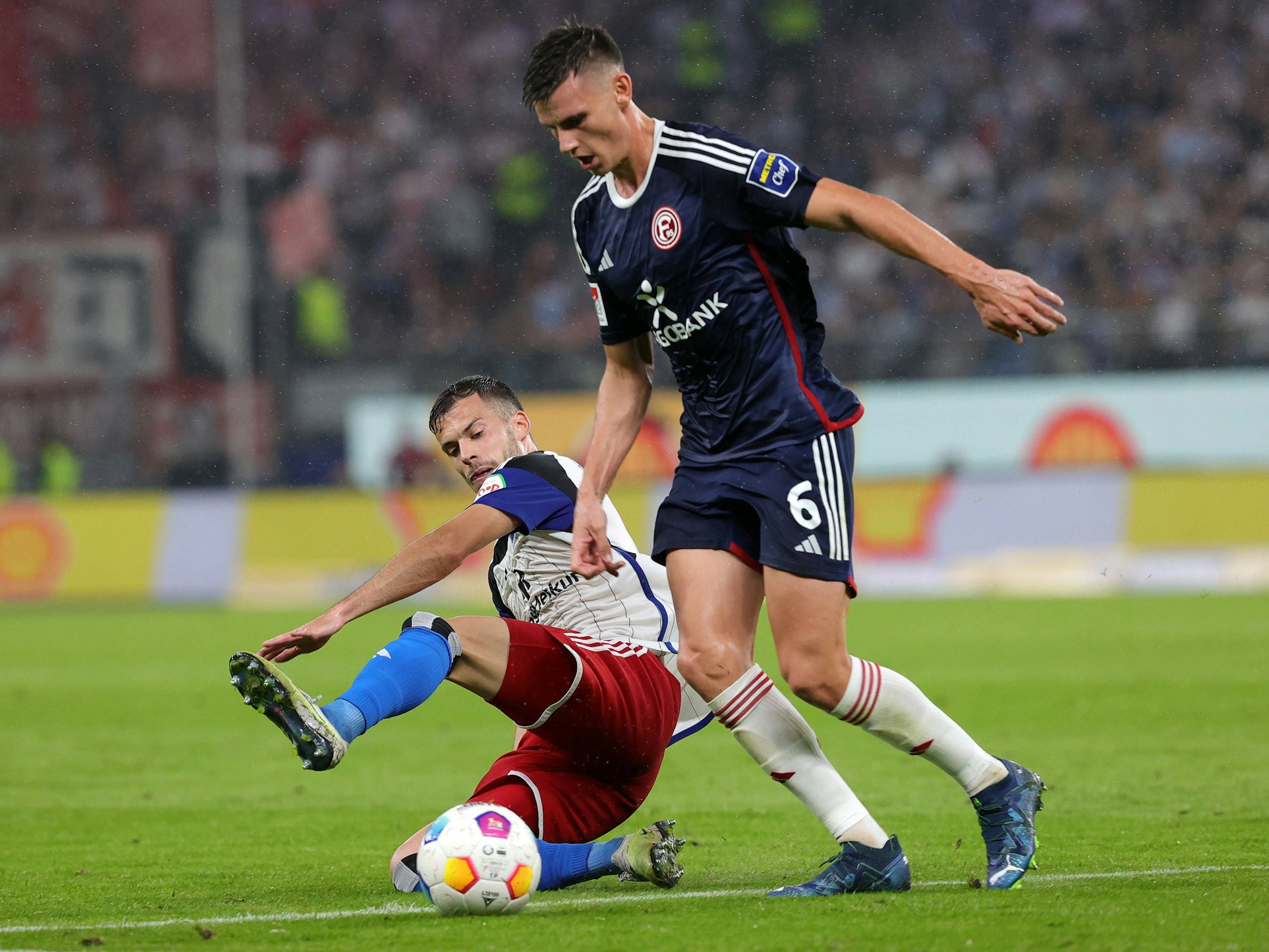 Hamburgs László Bénes grätscht gegen Düsseldorfs Yannik Engelhardt.