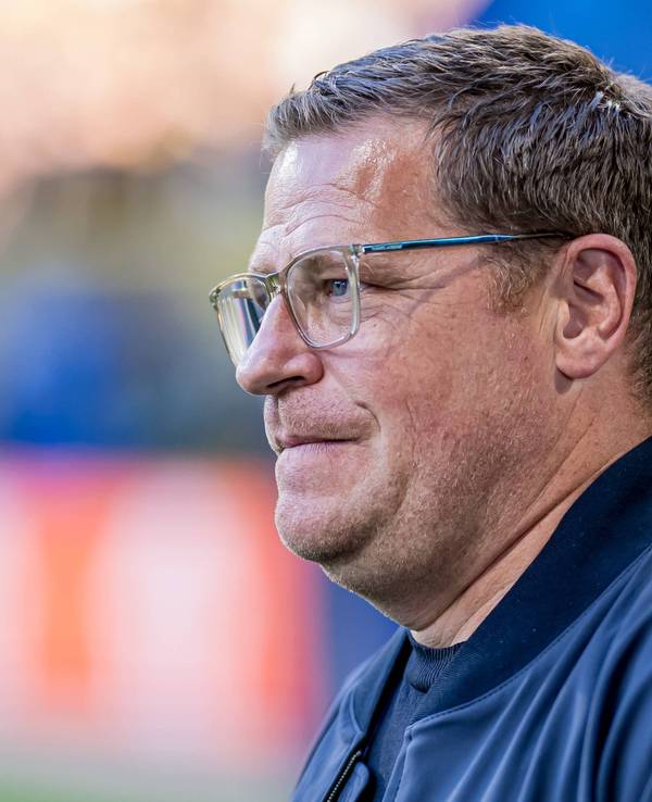 Max Eberl vor einem Spiel von RB Leipzig im Stadion-Innenraum.