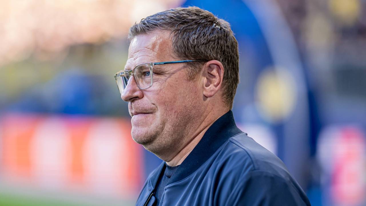 Max Eberl vor einem Spiel von RB Leipzig im Stadion-Innenraum.