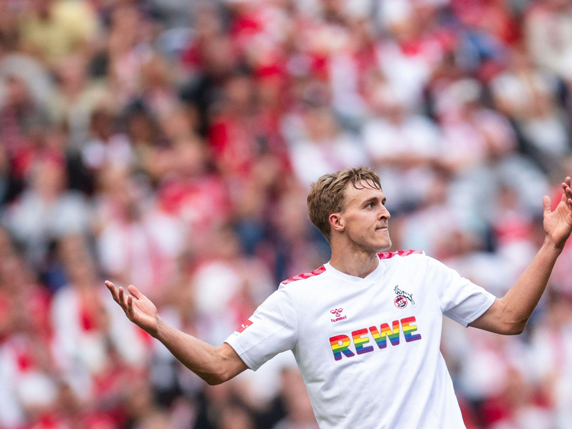 Kölns Timo Hübers reagiert während der Partie.