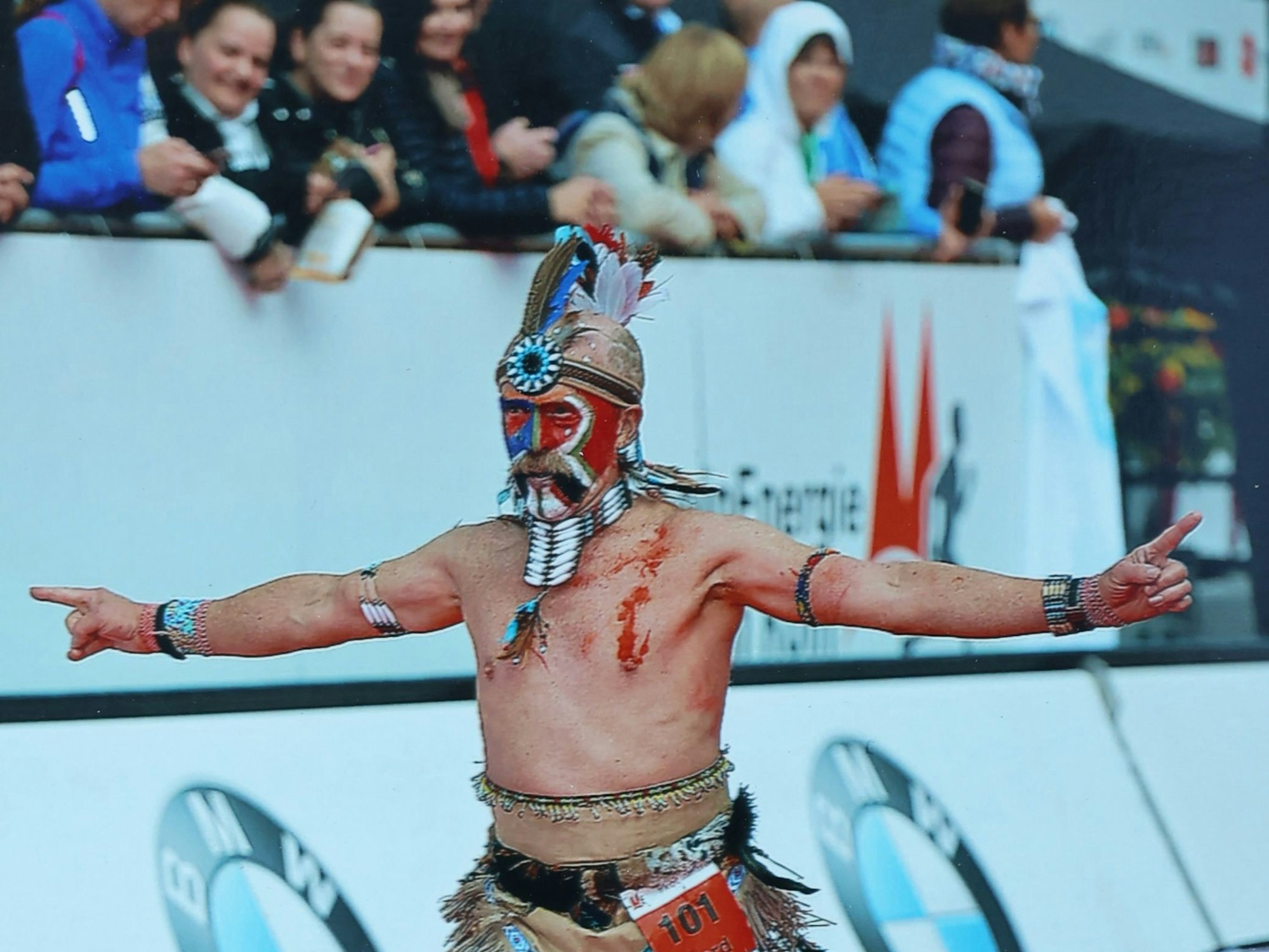 Nackter Oberkörper, Kriegsbemalung: Gerd Mausbach läuft als Indianer verkleidet beim Köln-Marathon mit.