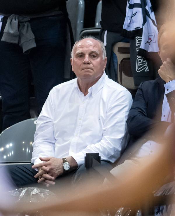 Uli Hoeneß verfolgt ein Spiel der Bayern-Basketballer.