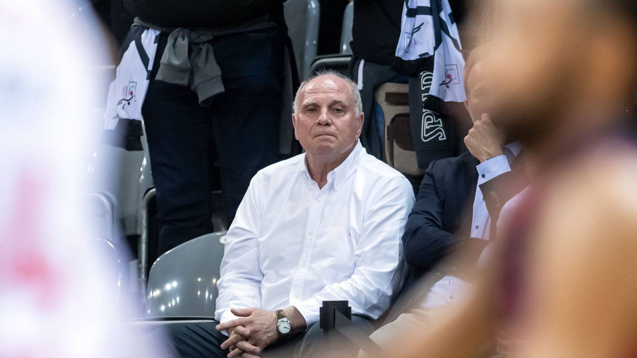 Uli Hoeneß verfolgt ein Spiel der Bayern-Basketballer.