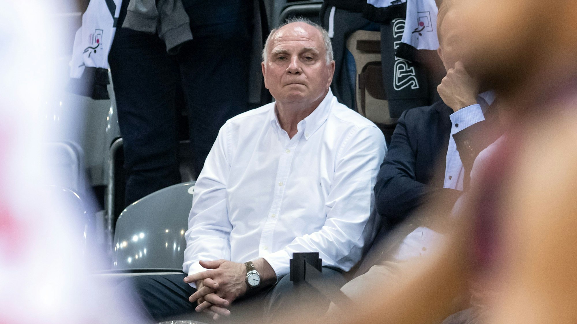 Uli Hoeneß verfolgt ein Spiel der Bayern-Basketballer.