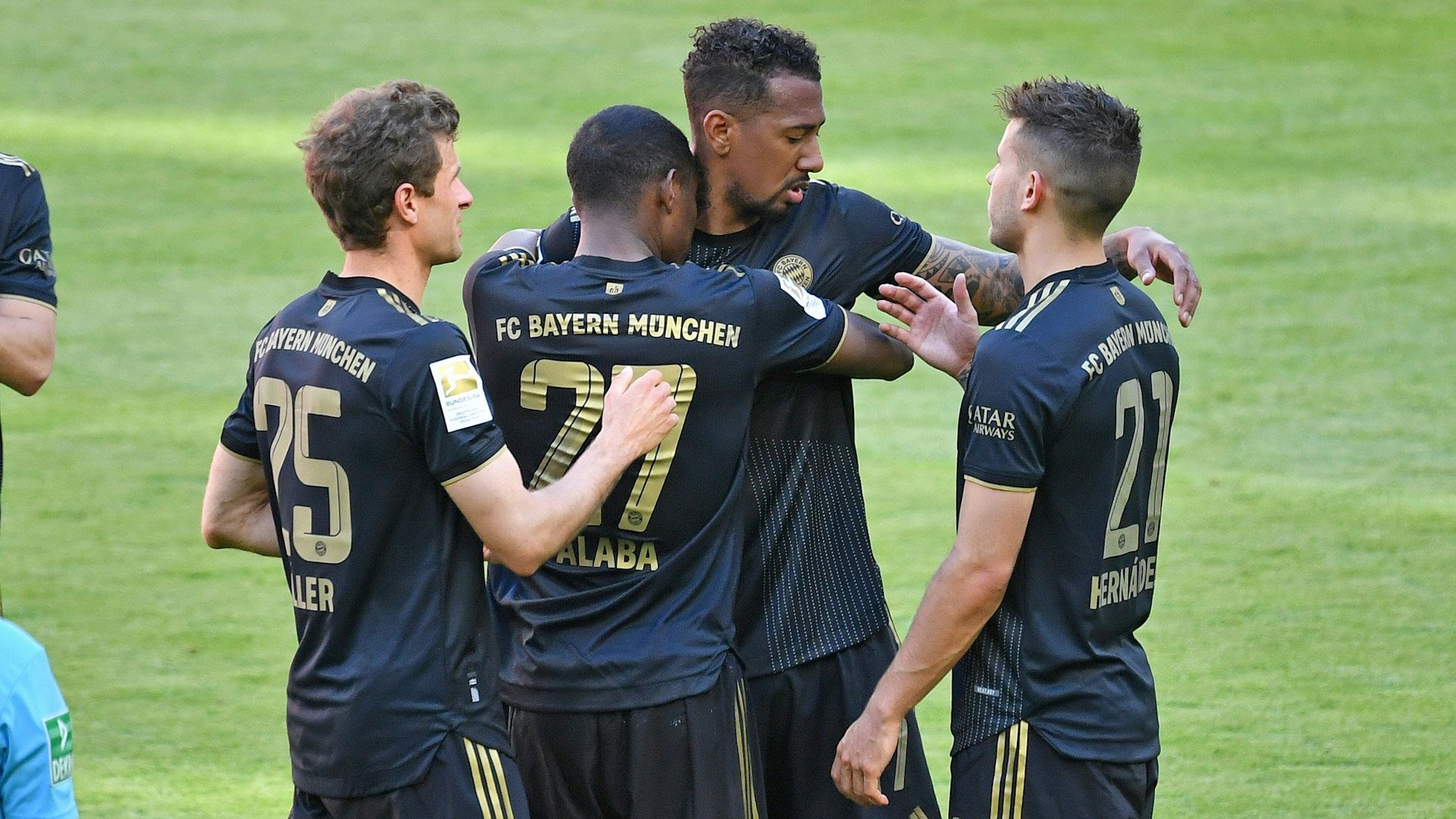 Jerome Boateng bei seinem letzten Spiel für den FC Bayern. Bei seiner Auswechslung herzen ihn David Alaba, Lucas Hernández und Thomas Müller.