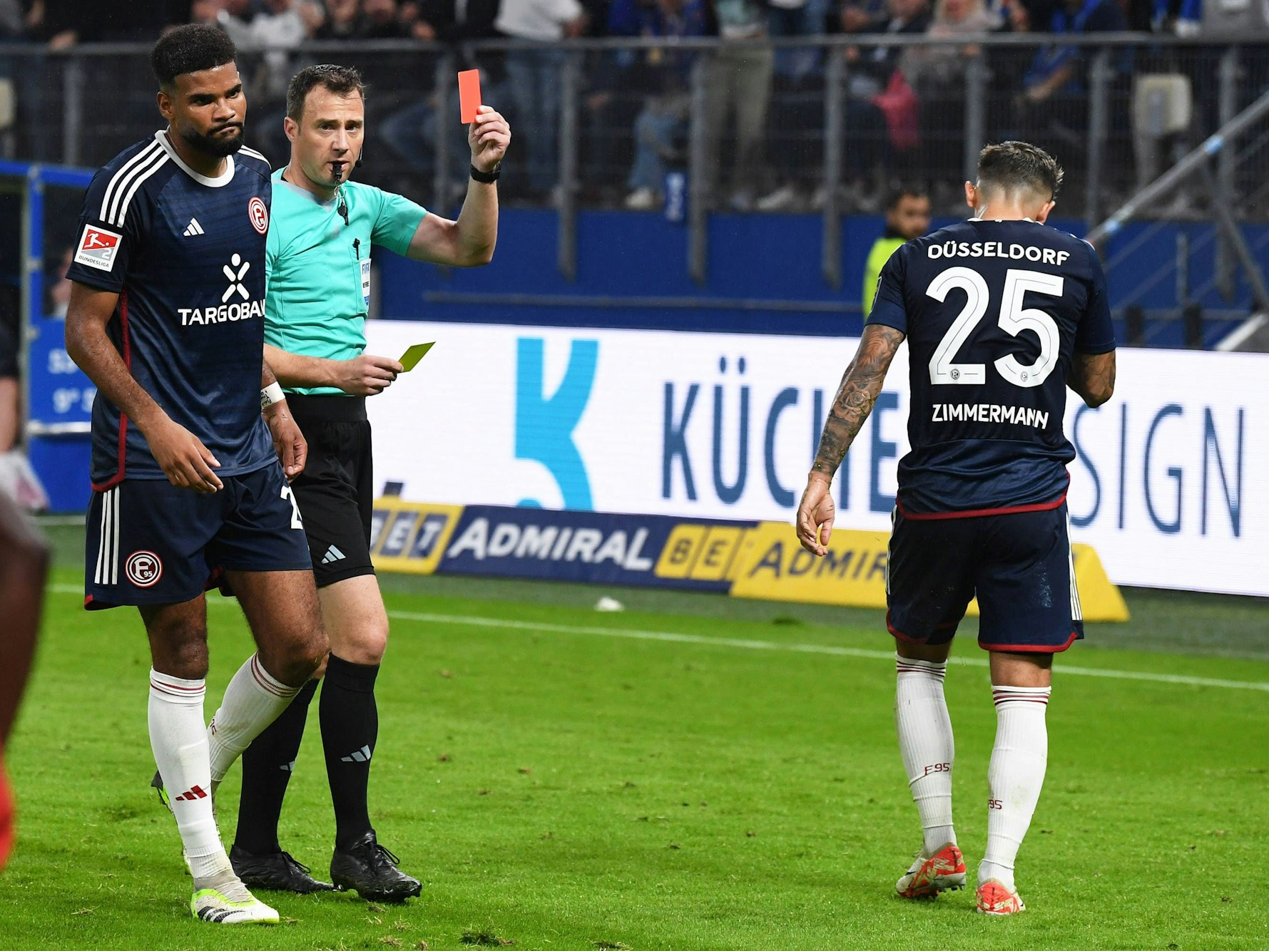 Schiedsrichter Felix Zwayer zeigt Matthias Zimmermann die Gelb-Rote Karte.