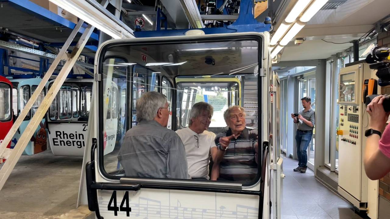 Bömmel Lückerath sitzt in der Bläck Fööss-Gondel in Köln.