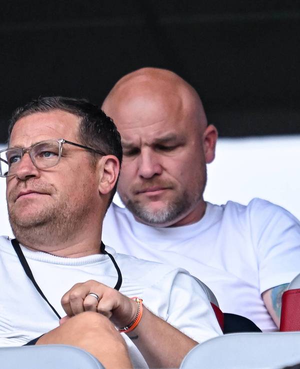 Max Eberl blickt bei einem Spiel von RB Leipzig kritisch von der Tribüne aufs Feld.