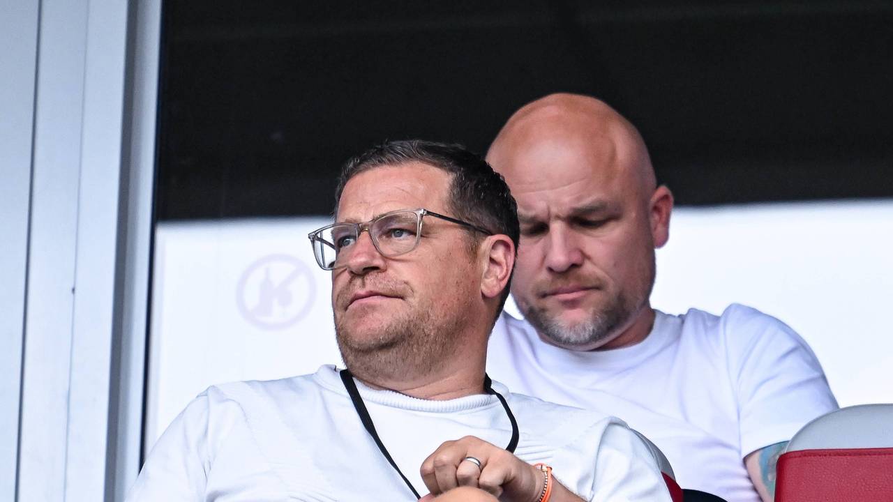 Max Eberl blickt bei einem Spiel von RB Leipzig kritisch von der Tribüne aufs Feld.