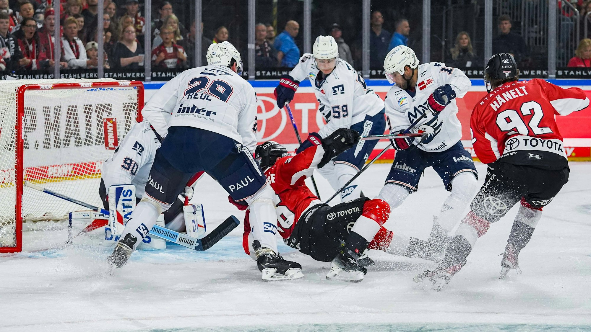 Heißer Kampf zwischen den Kölner Haien und Adler Mannheim am Samstagabend (30. September 2023)